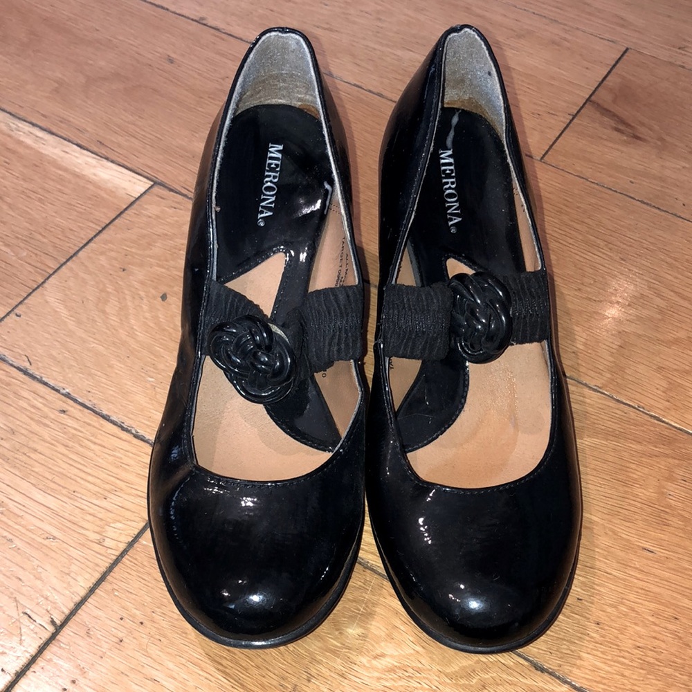 Black patent leather heels with accent strap,6 1/2